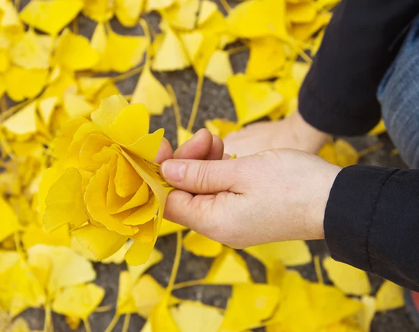 Женская рука с красочным букетом осенних листьев . — стоковое фото