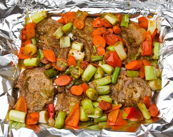 Pečené maso v alobalu se zeleninou — Stock fotografie