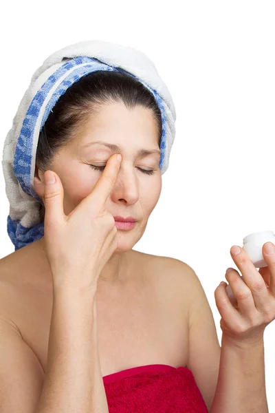 Vrouw masker op haar gezicht. — Stockfoto