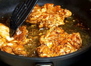 Hazırlık tavuk fileto ile sebze kızarmış