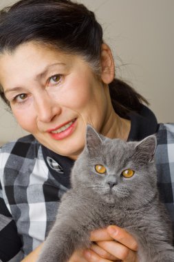 bir kedi ile güzel kadın