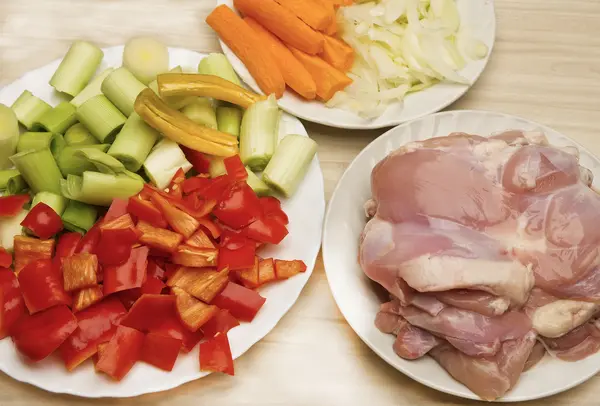 Preparation fried chicken fillets with vegetables — Zdjęcie stockowe