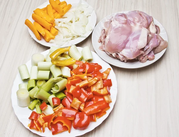 Příprava smažené kuřecí filé se zeleninou — Stock fotografie