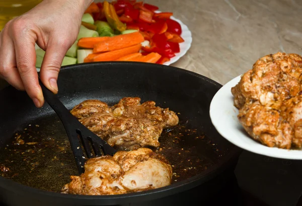 Preparación de filetes de pollo frito con verduras — Foto de Stock