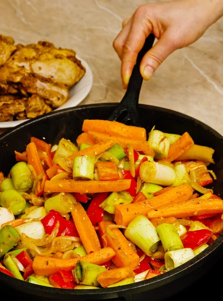 Preparation fried chicken fillets with vegetables — Stock Photo, Image