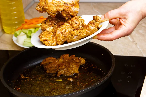 Förberedelse stekta kycklingfiléer med grönsaker — Stockfoto