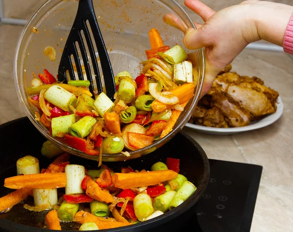 Preparación de filetes de pollo frito con verduras — Foto de Stock