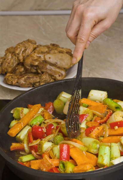 Zubereitung gebratene Hühnerfilets mit Gemüse — Stockfoto