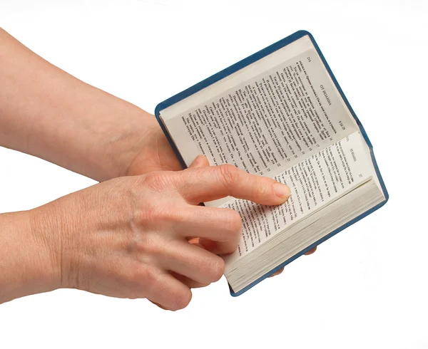Kobieta czytanie Biblii — Zdjęcie stockowe