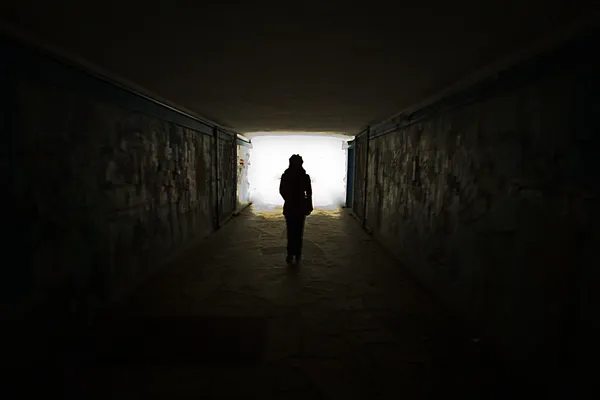 Silhouette in un tunnel della metropolitana — Foto Stock