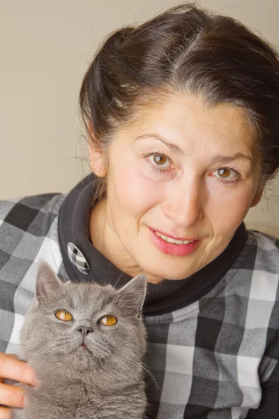 Pretty woman with a cat — Stock Photo, Image