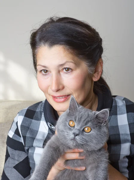 Mujer bonita con un gato — Foto de Stock