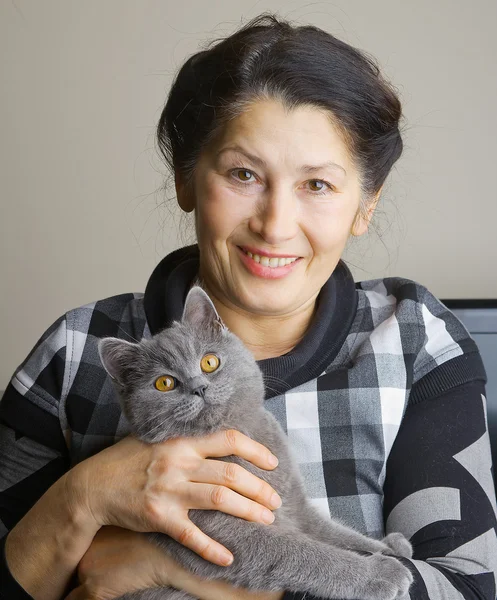 Mujer bonita con un gato — Foto de Stock