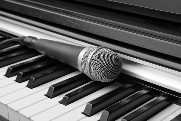 Мікрофон на клавіатурі піаніно — стокове фото
