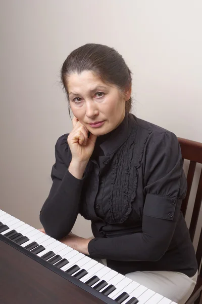 Woman playing piano — Stock Photo, Image