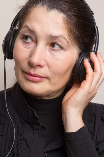 Woman with earphones — Stock Photo, Image