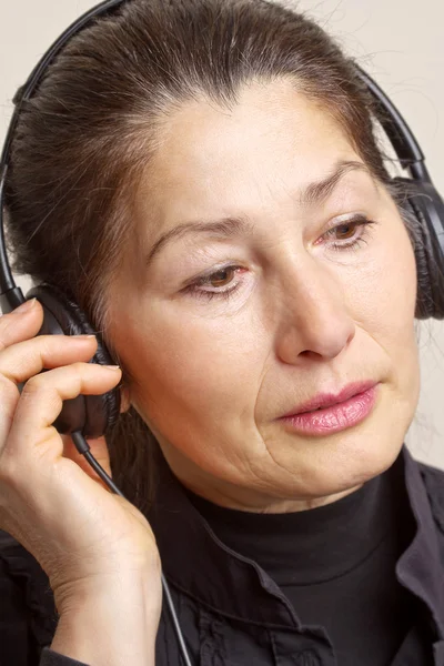 Mulher com fones de ouvido — Fotografia de Stock