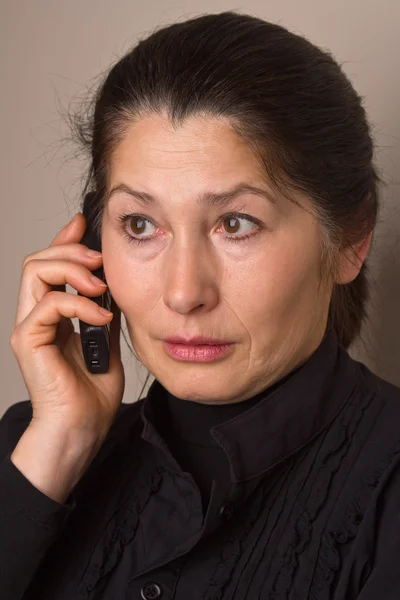 Portret van de vrouw spreken via de telefoon — Stockfoto