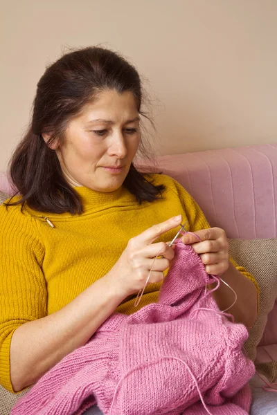 Aziatische vrouw breit — Stockfoto