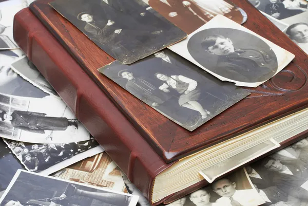 Close up of an album and ancient family photos — Stock Photo, Image