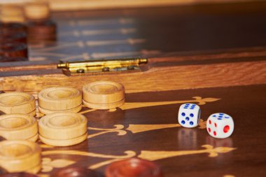 ahşap el yapımı oyun tahtasını ve iki dices