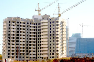 Vinçlerle inşaat alanı