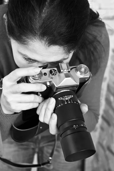 Жінка з старовинною камерою — стокове фото