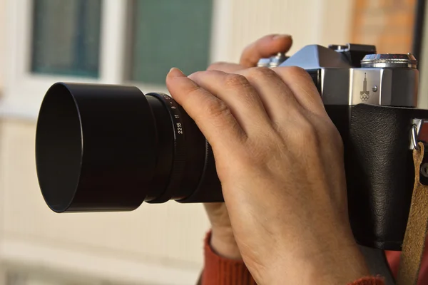 Vrouw met vintage camera — Stockfoto