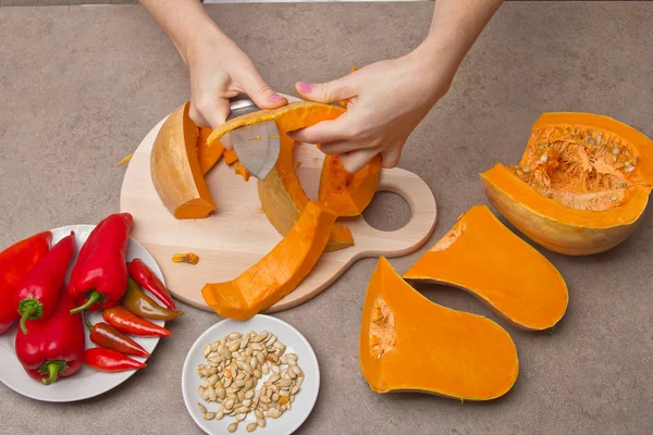 Mujer cortando calabaza —  Fotos de Stock