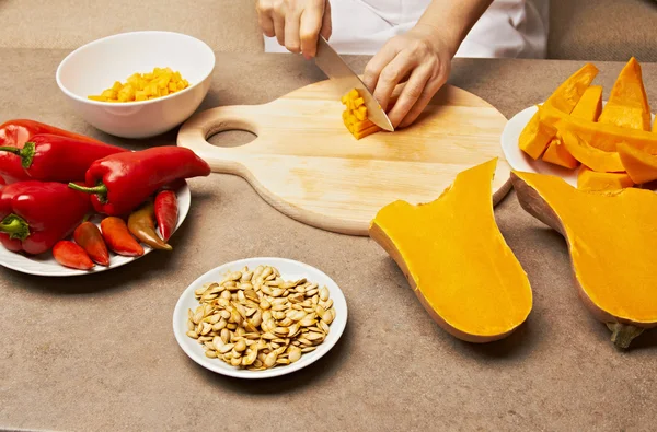 Woman cutting pumpkin — Stock Photo, Image