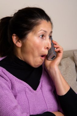 Asyalı kadın telefonla konuşuyor