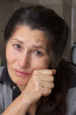 Asyalı kadın diş ağrısı geçiriyor