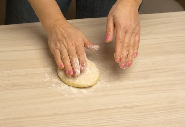 Les mains tiennent la pâte — Photo