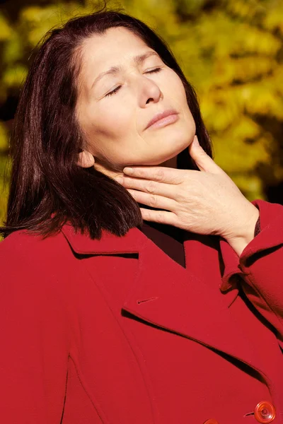 Porträt der Frau, die die Herbstsonne genießt — Stockfoto