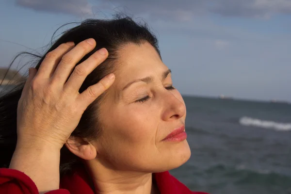 Porträt der Frau, die die Herbstsonne genießt — Stockfoto