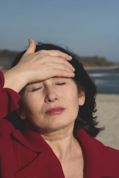 Porträt der Frau, die die Herbstsonne genießt — Stockfoto