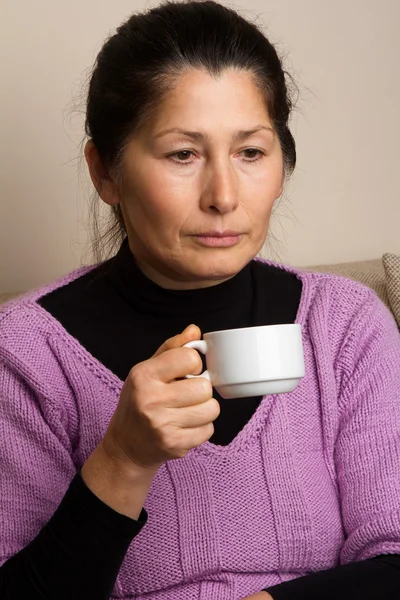 Asiatisk kvinne som drikker kaffe – stockfoto