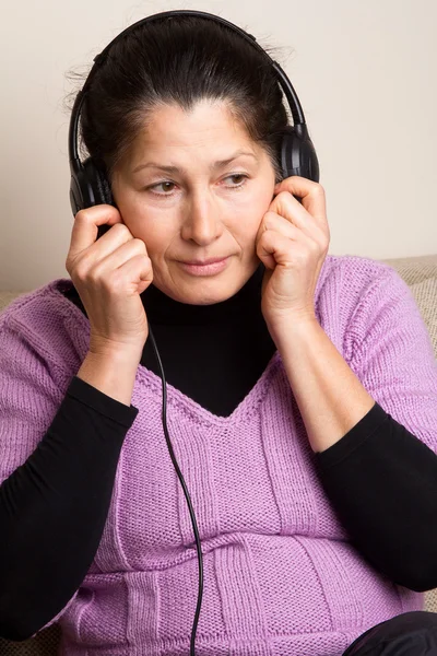 Asiatico donna ascolto di musica su cuffie — Foto Stock