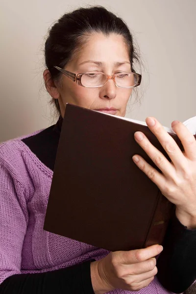 Ázsiai nő olvas egy könyvet otthon. — Stock Fotó