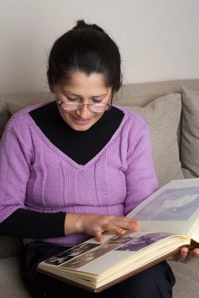 Mujer asiática leyendo un libro en casa. — Foto de Stock