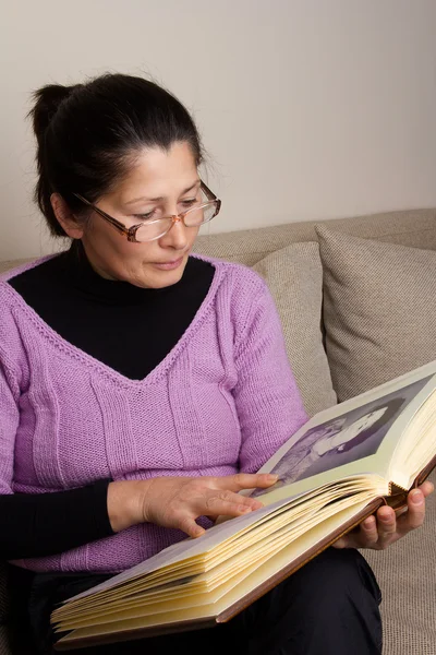 Mujer asiática leyendo un libro en casa. — Foto de Stock