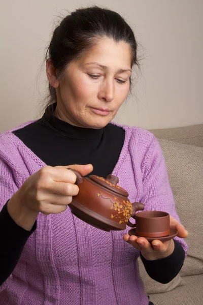 Азіатська жінка п'є чай — стокове фото