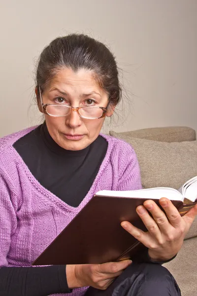 Mujer asiática leyendo un libro en casa. — Foto de Stock