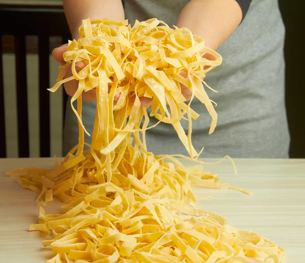 Preparazione di tagliatelle da pasta in cucina familiare — Foto Stock