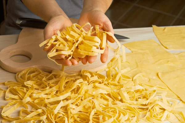 Preparação de macarrão de massa em cozinha caseira — Fotografia de Stock