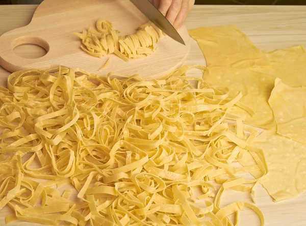 Bereiding op basis van deeg in huis keuken noedels — Stockfoto