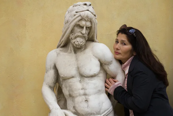 Mujer y estatua — Foto de Stock