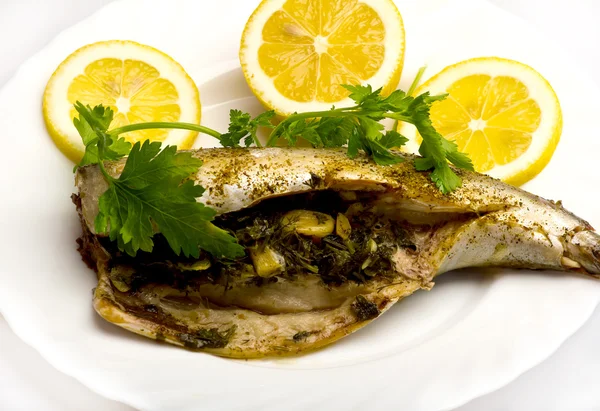 Pescado a la parrilla con limón — Foto de Stock