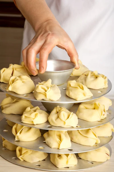 Preparazione di gnocchi di carne — Foto Stock