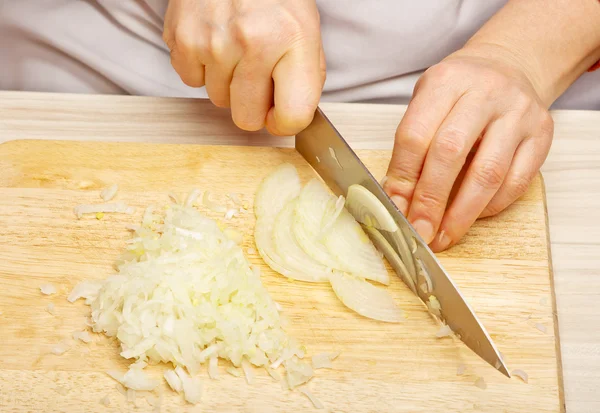 Preparazione di ripieno, taglio di cipolle — Foto Stock